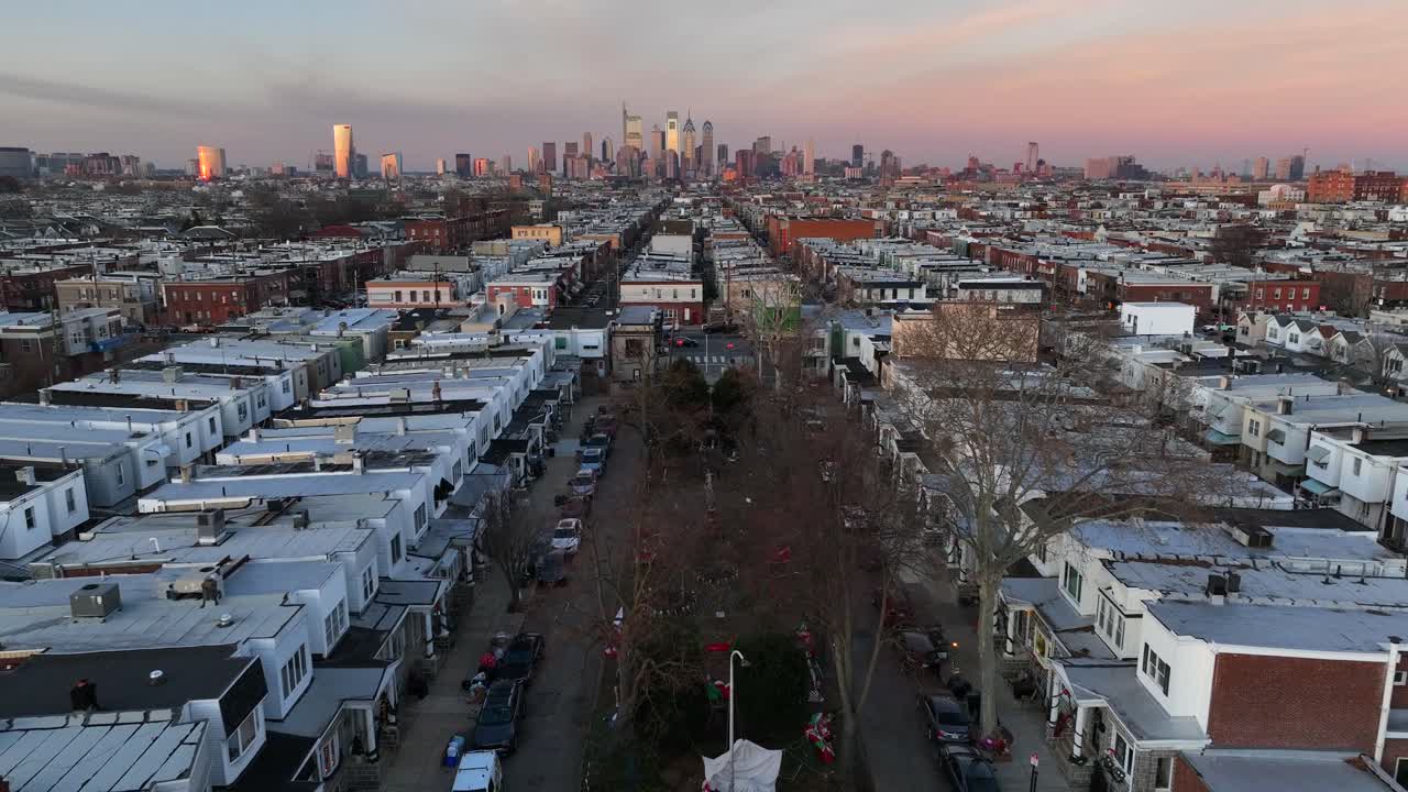 필라델피아 스카이라인을 배경으로 스메들리 거리 상공 비행