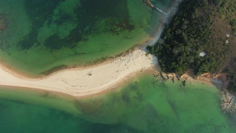 Isla-Pak-Sha-Chau-En-La-Bahía-De-Hong-Kong,-Con-Una-Franja-De-Arena-Que-Conecta-Con-Una-Pequeña-Isla,-Vista-Aérea