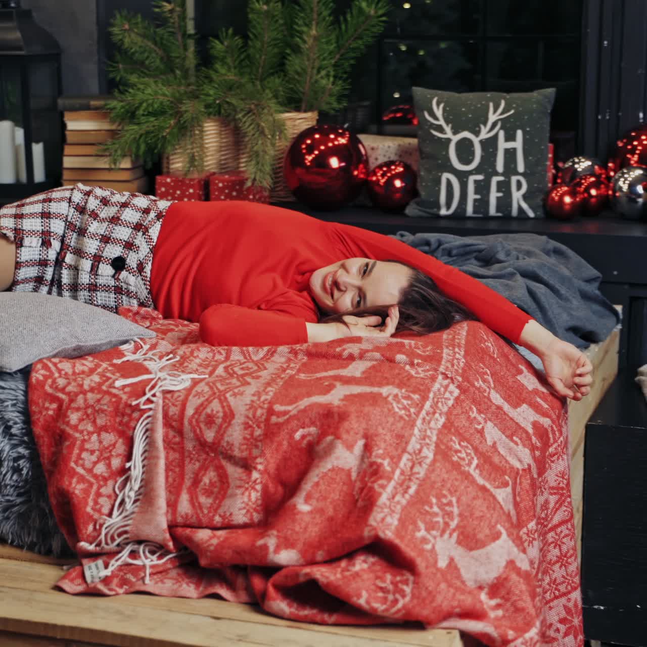 Una mujer hermosa con un suéter rojo.