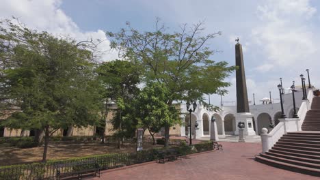 plaza histórica de francia en casco viejo, ciudad de panamá, con árboles y monumentos en un día soleado