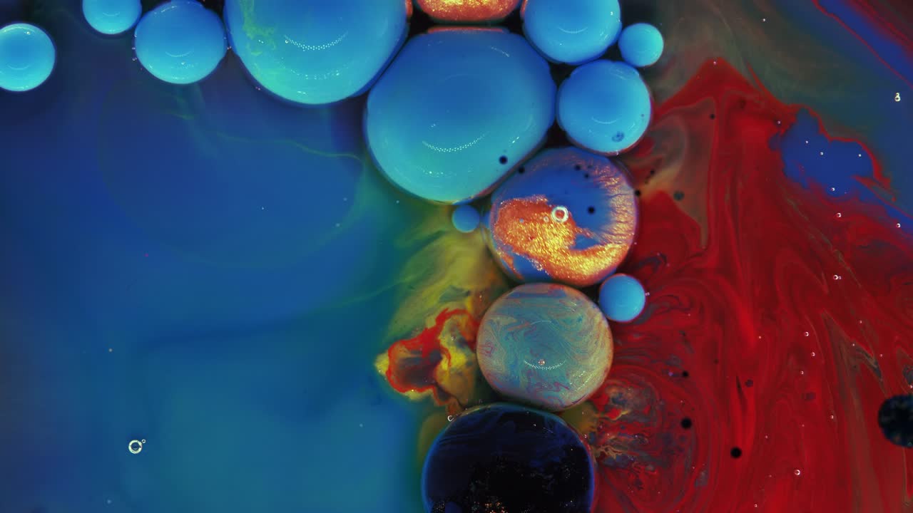 burbujas coloridas. mezcla abstracta de azul, rojo, verde en un fondo oscuro. fondo de pintura de color artístico.