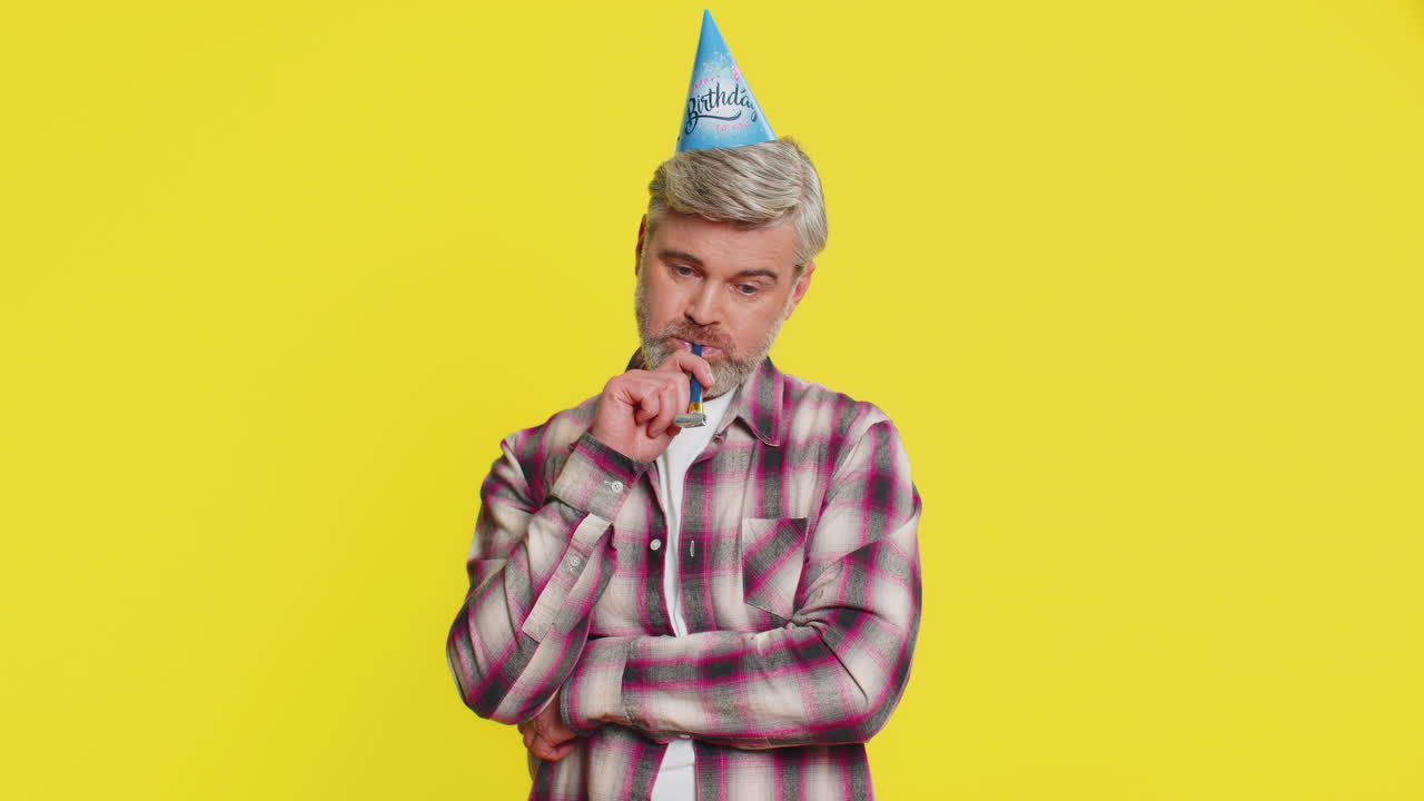 성숙한 남자 외로운 생일 파티 코너 모자 불기 지루한 분위기 외로움 축제 화가 나 지친 지루한