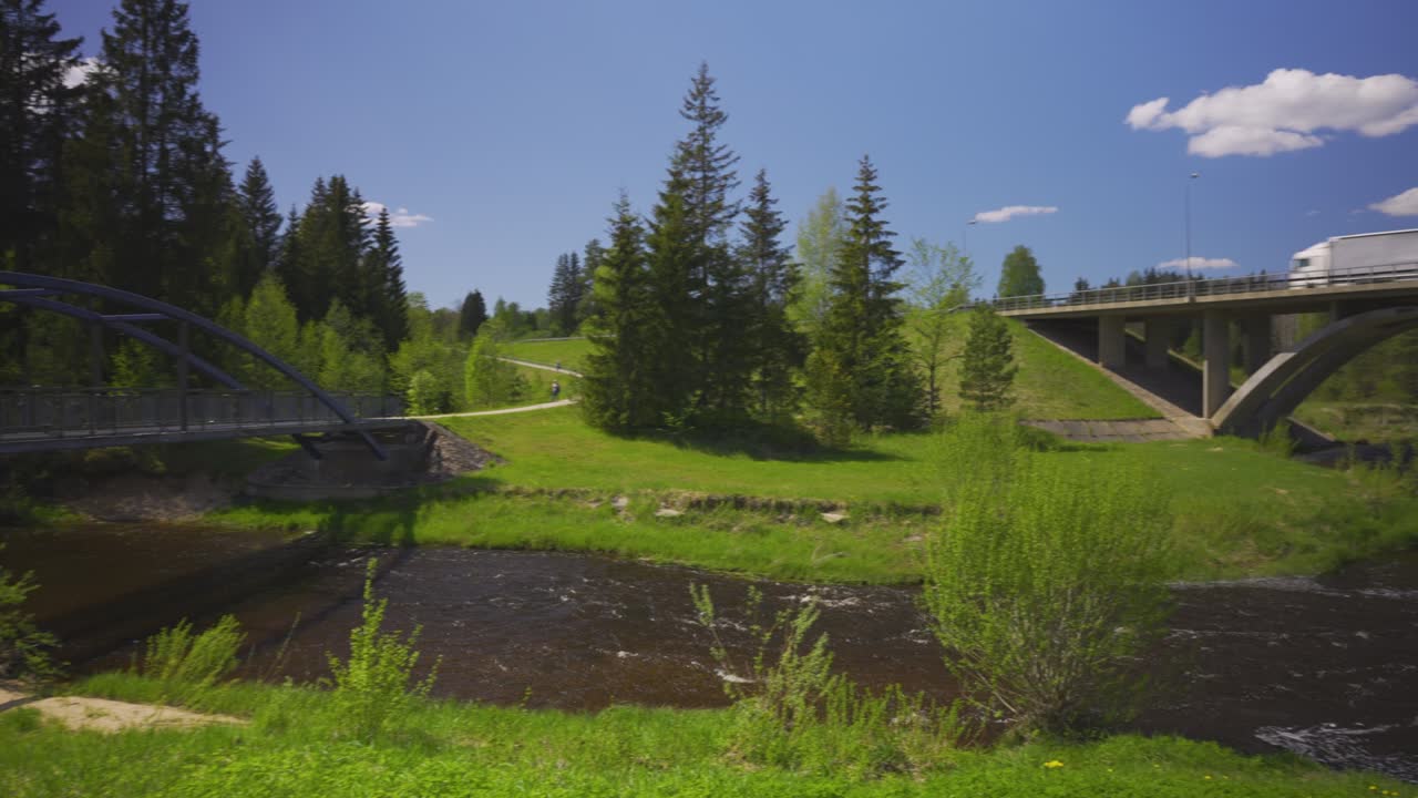 мост через быструю реку в весеннем ландшафте