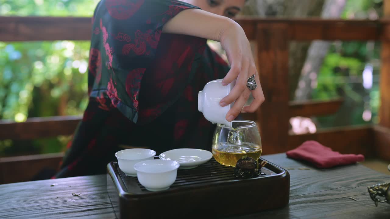 전통적 인 차 의식 중 차 를 는 여자