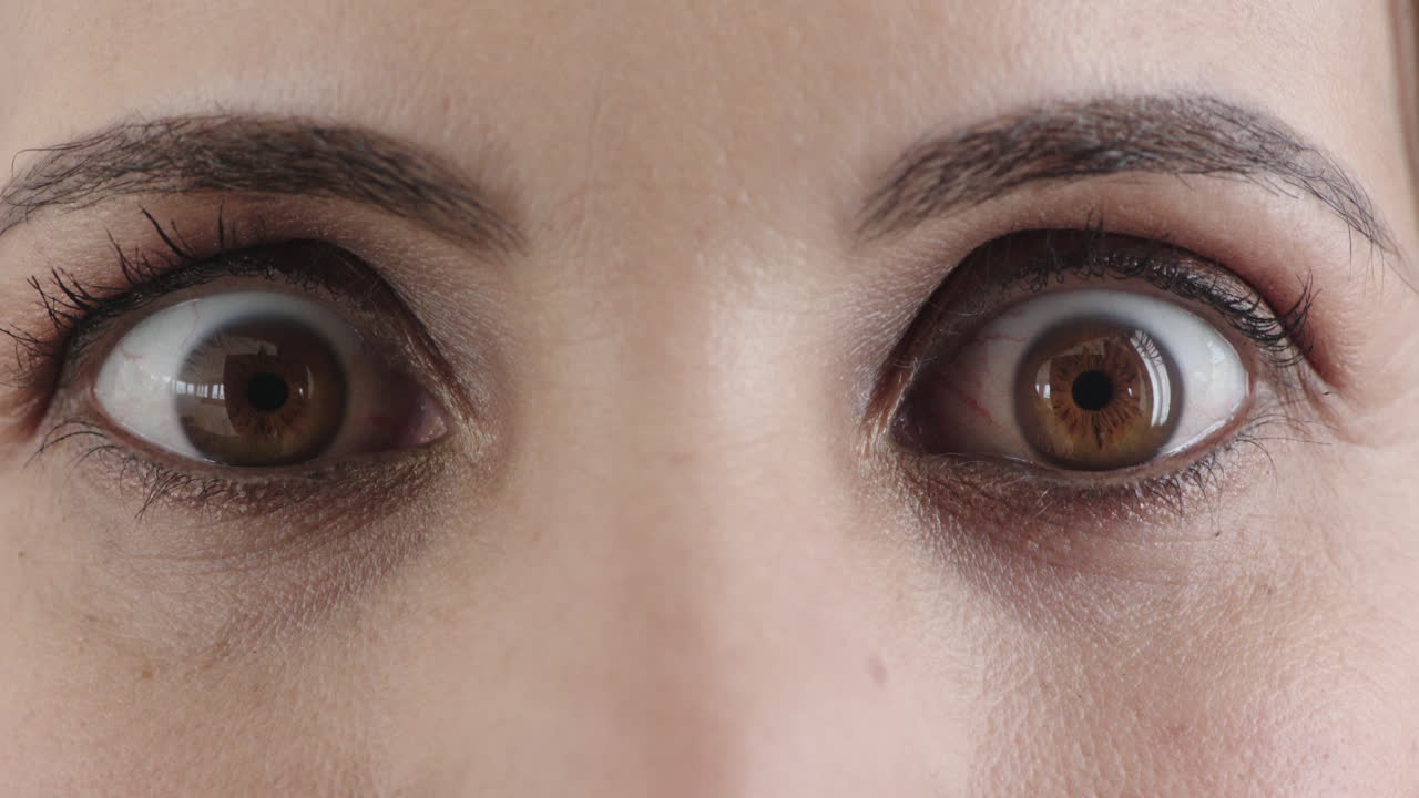 가까운 백인 여성 갈색 눈을 열고 놀랐다 메이크업을 착용하고 놀랐다 놀랐다 마스카라 화장품 광학 건강