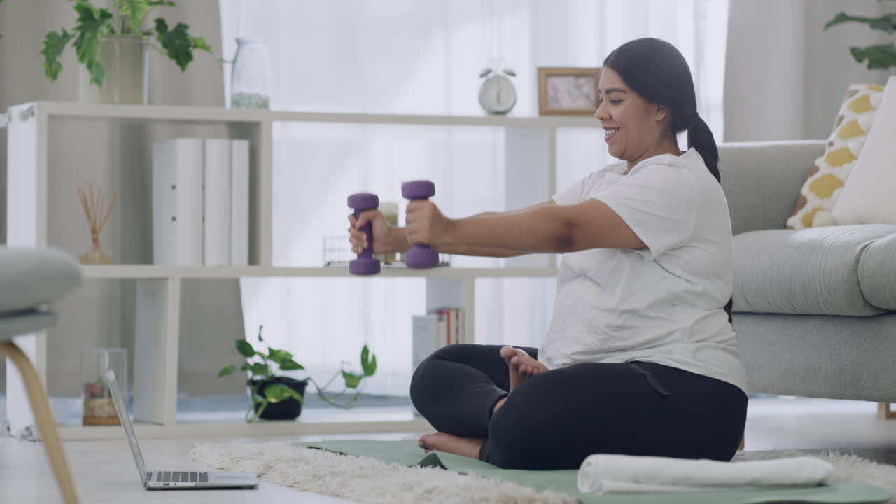 una feliz modelo femenina de raza mixta y tamaño