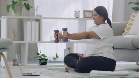 una feliz modelo femenina de raza mixta y tamaño
