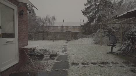 Schneeflocken-Fallen-In-Zeitlupe-Im-Winter-In-Den-Hausgarten-In-Cambridge,-England