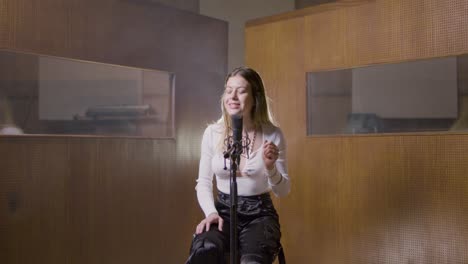 hermosa cantante que trabaja en un estudio de música