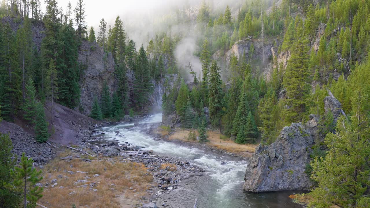 Hidastettu otos Firehole Canyonista Yellowstonessa.