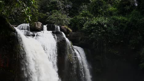 Un-Lapso-De-Tiempo-De-Una-Niebla-Flotante-Frente-A-La-Cascada-Heo-Suwat,-Dentro-Del-Parque-Nacional-Khao-Yai,-Un-Sitio-Del-Patrimonio-Mundial-De-La-Unesco-En-La-Provincia-De-Nakhon-Ratchasima-En-Tailandia