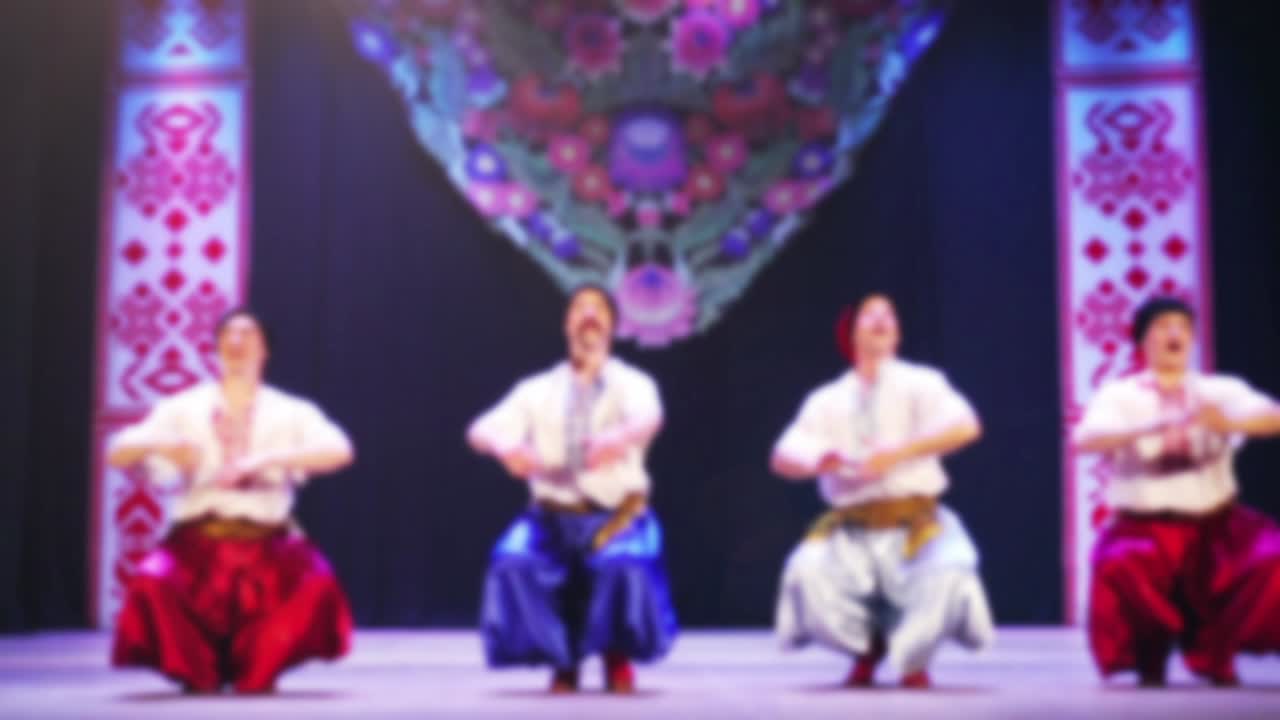 Tarian nasional Ukraina. Tidak fokus. Gerak lambat