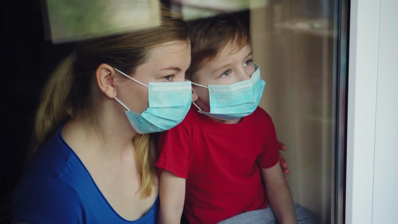 아픈 어머니와 그녀의 아들이 창문을 통해보고 01