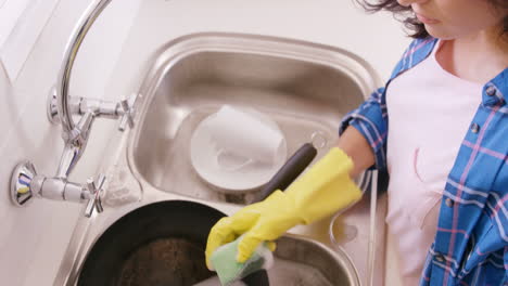 woman washing the dishes