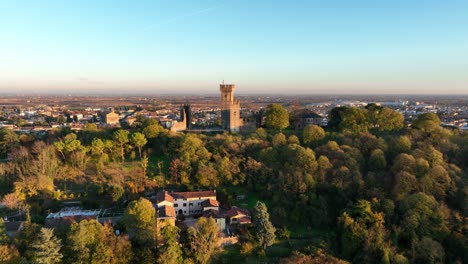 Luftaufnahme-Von-Valeggios-Schloss-Zur-Goldenen-Stunde-Von-Unten-Nach-Oben