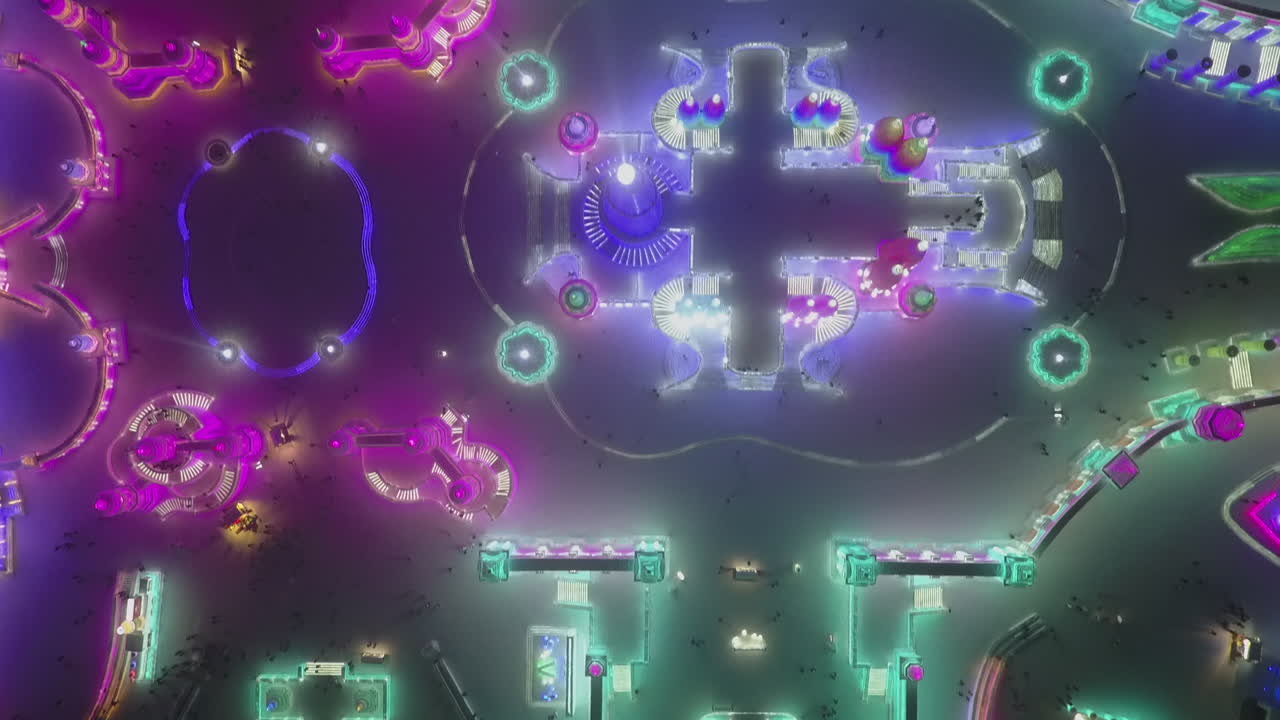 bengalas de luz de búsqueda mientras la antena mira directamente hacia abajo en el festival de hielo