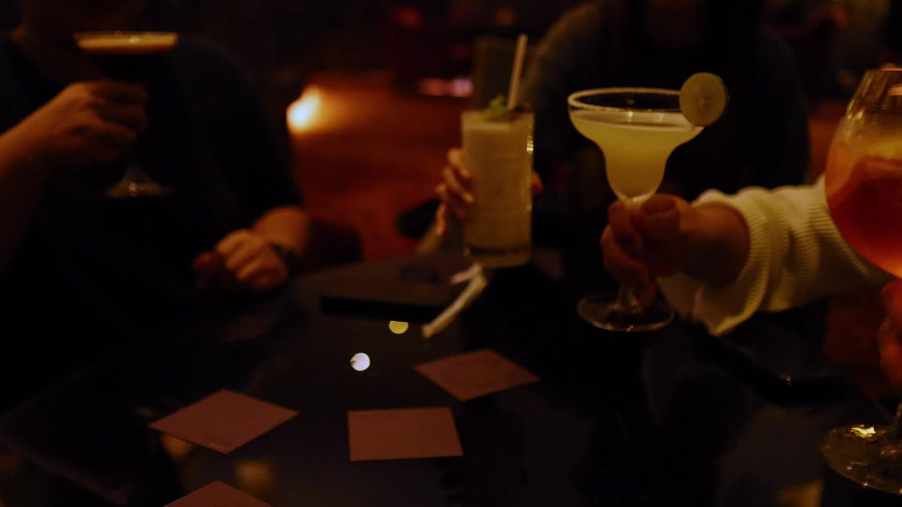 un gruppo di amici che bevono insieme