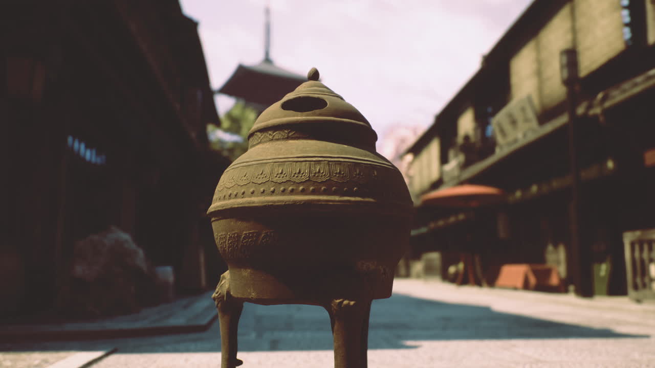 낮 시간 에 역사적 인 거리 에서 전통적 인 향불 을 태우는 것