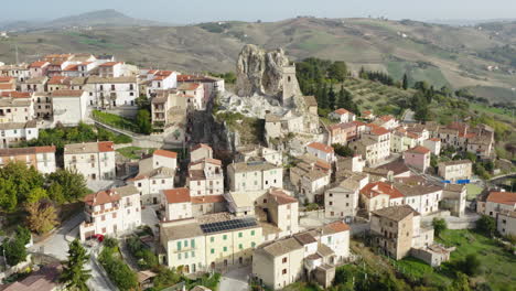 Aerial-shot-of-historic-Pietracupa-town-in-Molise-region-of-Italy,-flying-towards-the-hilltop-settlement