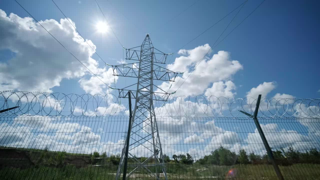 torre de transmisión que soporta una línea aérea de alta tensión - silueta al atardecer. el pilar lleva cables que transportan energía eléctrica de las estaciones generadoras a las subestaciones eléctricas.