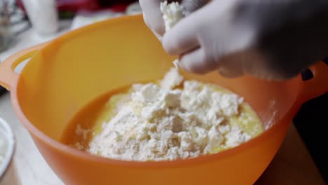 preparación de pastel de queso griego tradicional