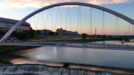 las mujeres de iowa del puente de logros durante el atardecer