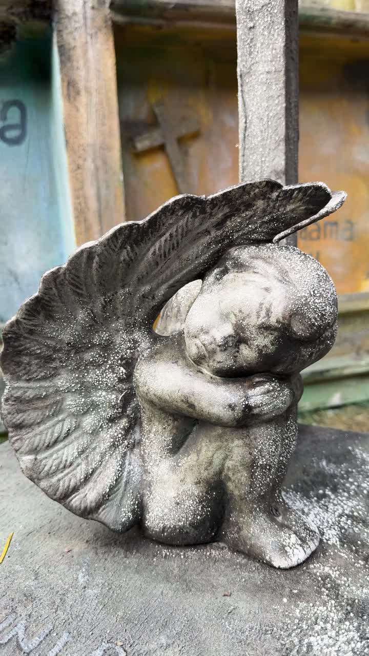 Statua di angelo in pietra con ali, scultura religiosa