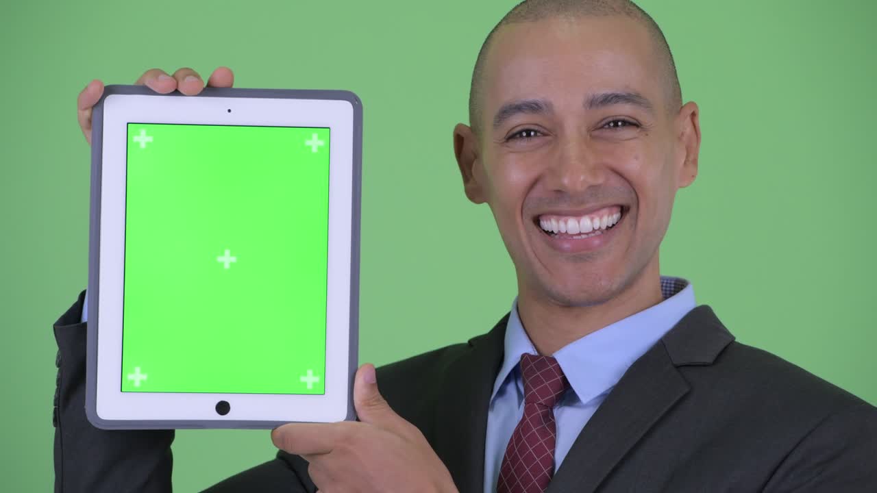 디지털 태블릿을 보여주는 행복한 발머리 다민족 사업가