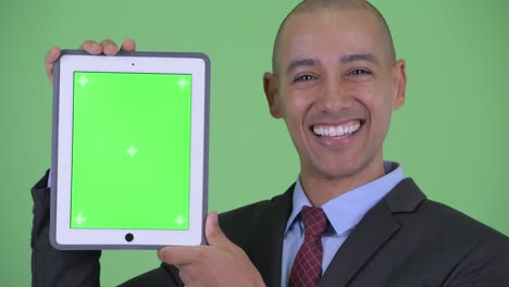 feliz hombre de negocios multiétnico calvo mostrando la tableta digital
