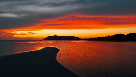 Panorámica-Del-Atardecer-Rojo-Llameante-En-Un-Cabo-Exótico