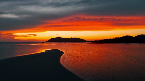 el atardecer rojo en llamas en el cabo exótico