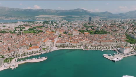 Lado-Aéreo-De-La-Famosa-Ciudad-Dividida-En-Croacia-En-Un-Hermoso-Día-Soleado-De-Verano