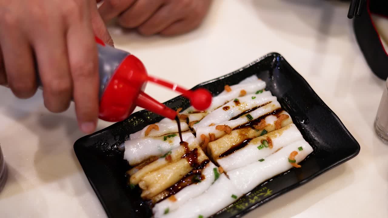 누들 롤 요리에 소스를 첨가합니다.