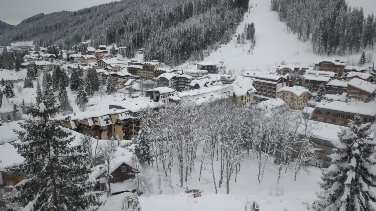 이탈리아 알프스 산맥의 산악 풍경에서 작은 마을과 스키 경사가 눈이 내린 돌로미트 알프스 (madonna di campiglio, val rendena, italian alps) 의 공중 풍경