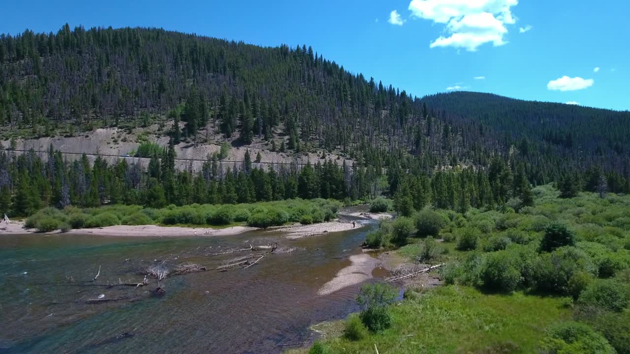 Vedute aeree del bellissimo lago artificiale Dillon in Colorado.