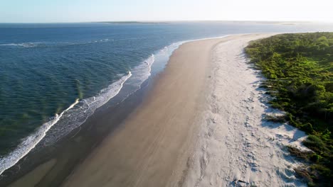 Surf-Y-Playa-A-Lo-Largo-De-Sullivan&#39;s-Island-Sc,-Sullivan&#39;s-Island-Carolina-Del-Sur