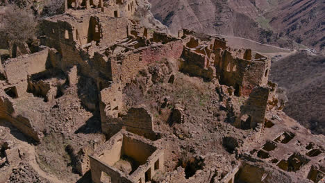 vista sobre las ruinas de un antiguo pueblo en la cima de una montaña