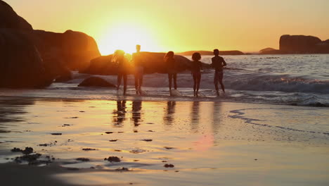 Silhouetten-Von-Freunden-Die-Ins-Meer-Rennen