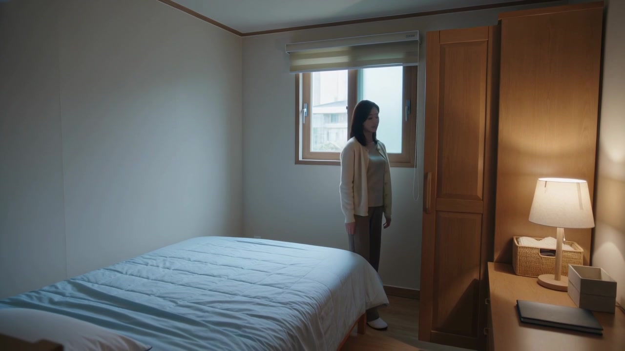 Mulher de cardigã tocando a porta do armário, abrindo e procurando roupa em casa, cama, espaço para texto.