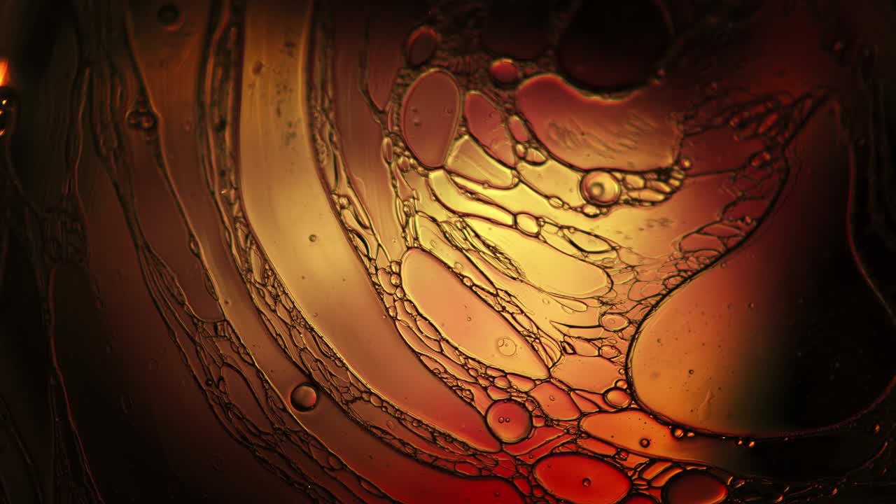 추상적인 다채로운 음식 기름 방울 거품과 구가 흐르고