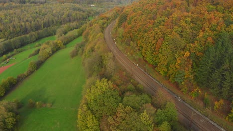 Fliegen-über-Einen-Wald-An-Einem-Goldenen-Tag-Im-Oktober-Mit-Herbstfarben