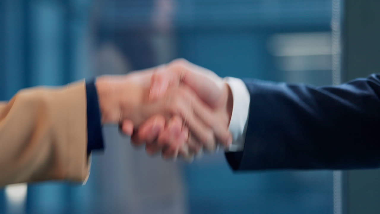 Un apretón de manos de negocios.