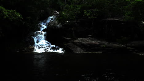mirando la cascada en tailandia.