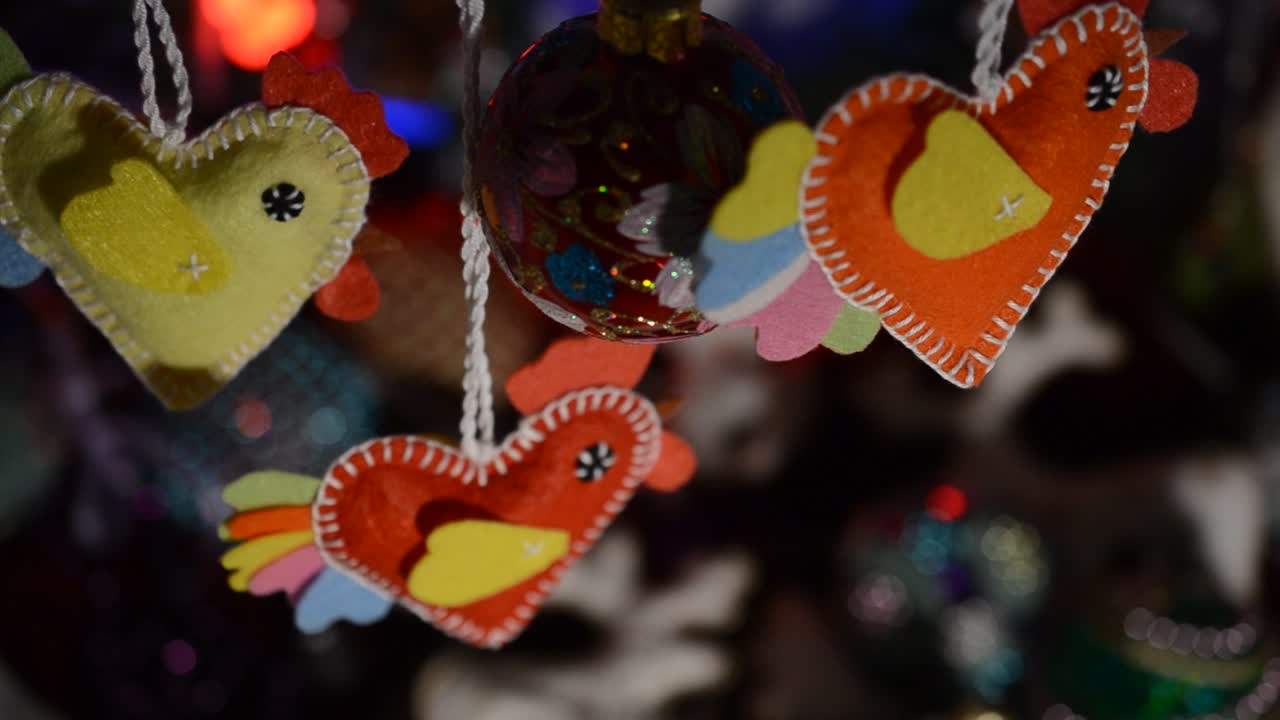 Rodaje de juguetes festivos en diciembre. Juguetes de Navidad y Año Nuevo.