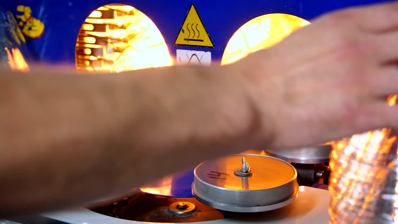 producción, el proceso de preparación de planos de plástico, el calentamiento de planos en una máquina especial, aparatos