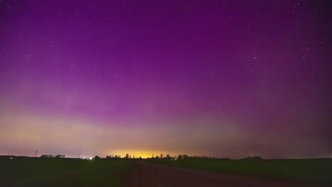 luces del norte o aurora boreal por encima del horizonte - lapso de tiempo