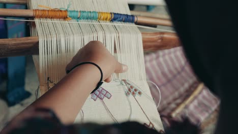 Hand-On-Weaving---Weaving-Cloth-For-Using-In-Local-Village-In-Guatemala,-Central-America---close-up