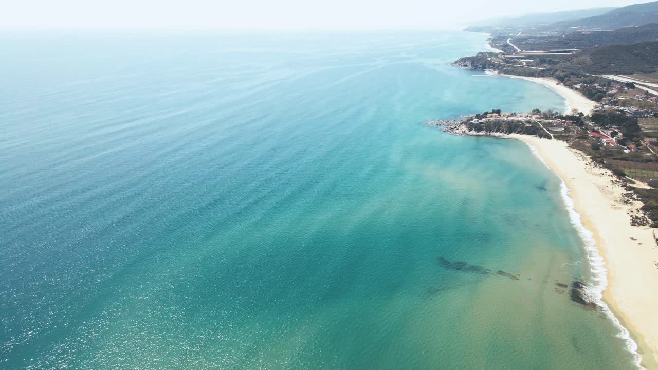 clip de drones en cámara lenta de 4k volando de lado alto sobre una playa tropical en grecia