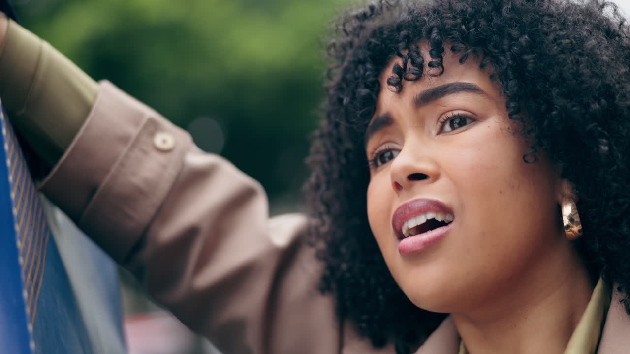 frustrada, mujer y esperando un taxi en la ciudad