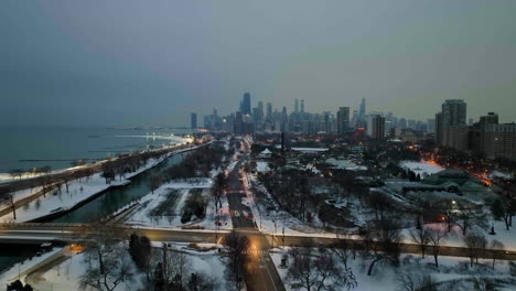 disparo de drones siguiendo el silencioso cañón dr, húmedo, atardecer de invierno en lincoln park, chicago, estados unidos